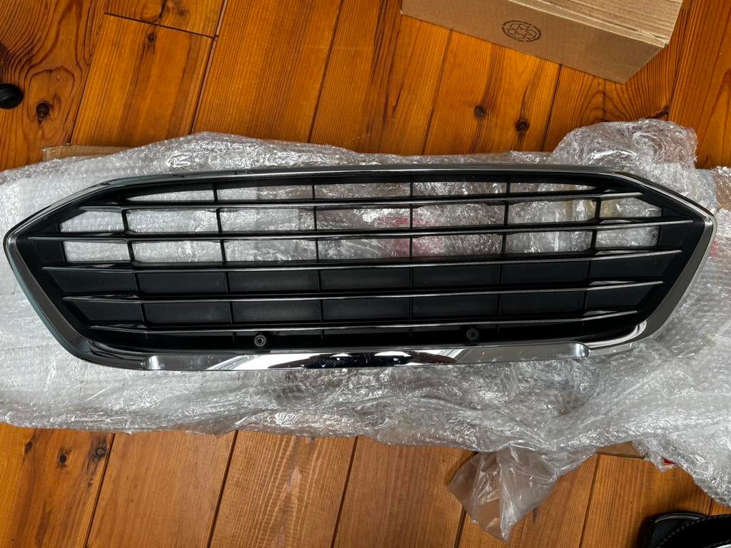Ford Focus mk4 titanium line grill, Auto-onderdelen, Gebruikt, Voor, Ophalen of Verzenden, Ford