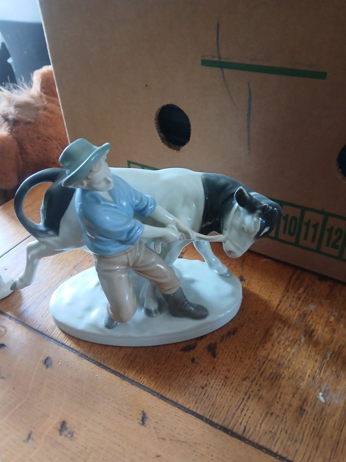 Boer met koe beeldje - Porselein, Ophalen, Gebruikt, Dier