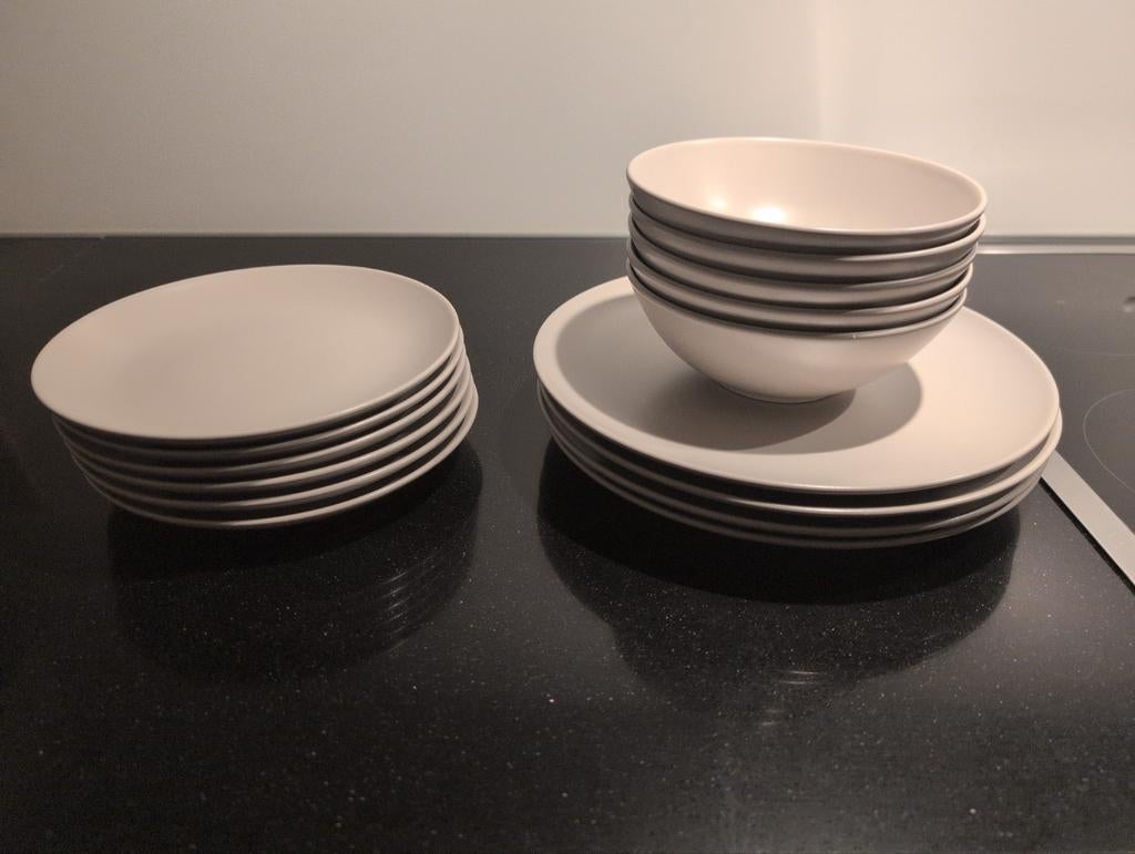IKEA plate set - Urgent sale!!, Ophalen of Verzenden, Zo goed als nieuw, Overige stijlen, Kop(pen) en/of Schotel(s)