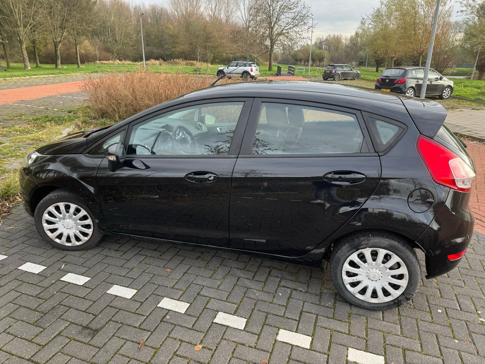 Ford Fiësta 1.0 59KW/80PK 5D 2013 Zwart, Auto's, Voorwielaandrijving, 40 €/maand, 525 kg, Handgeschakeld
