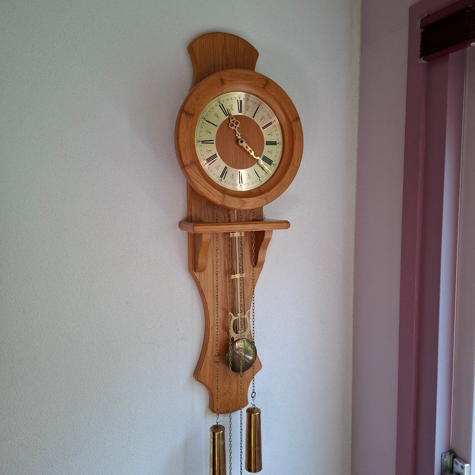 klassieke wandklok in licht eikenkast., Ophalen of Verzenden