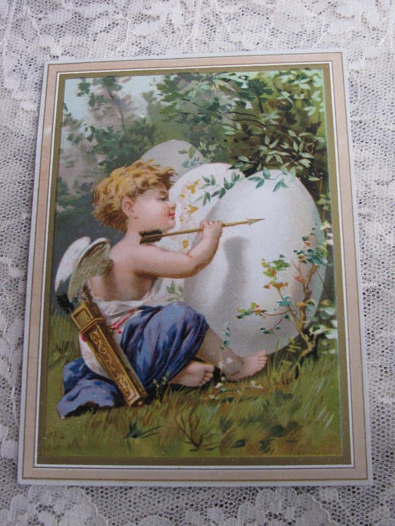Antiek Dun Kaartje - Engeltje Schildert Paasei 10 x 7.5 cm, Verzenden, Voor 1920, Overige thema's