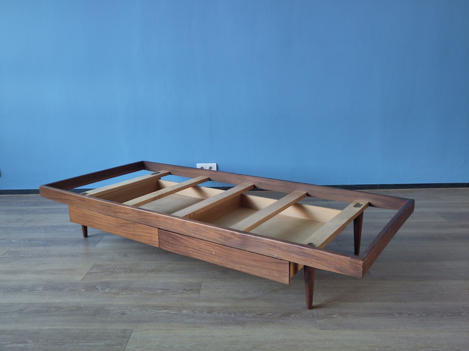 Vintage eenpersoonsbed teak hout day bed met twee lades, Gebruikt, Mid century modern Scandinavisch scandi Zweeds design, Eenpersoons