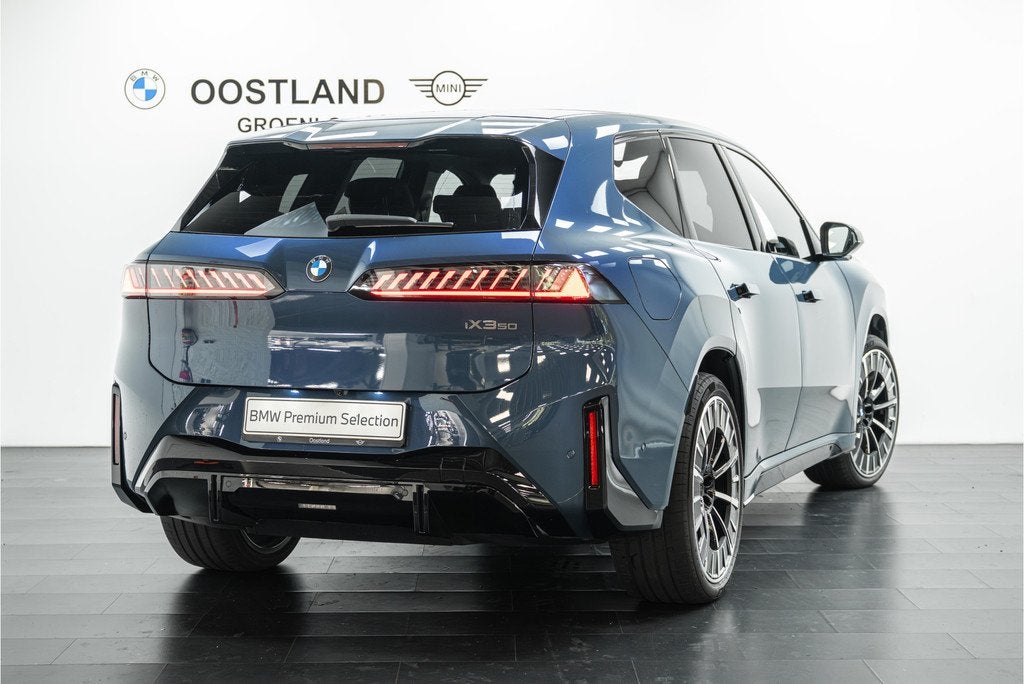 BMW iX3 50 xDrive M Sport / Panoramadak / Trekhaak / M Sport, Auto's, BMW, Automaat, Zwart, Blauw, 2260 kg