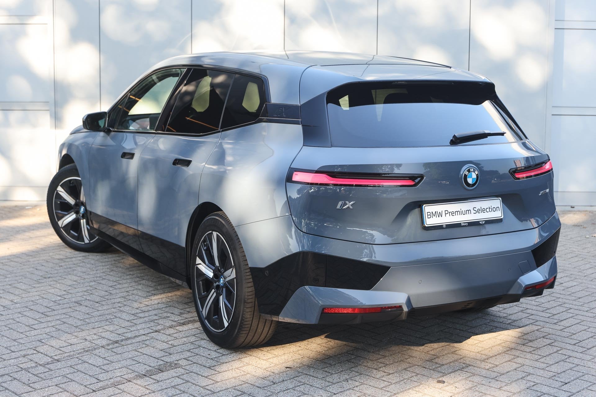 BMW iX xDrive40 / Sportpakket / Panoramadak Sky Lounge / Tre, Auto's, BMW, Gebruikt, Met garantie (alle), 24 min, 417 min