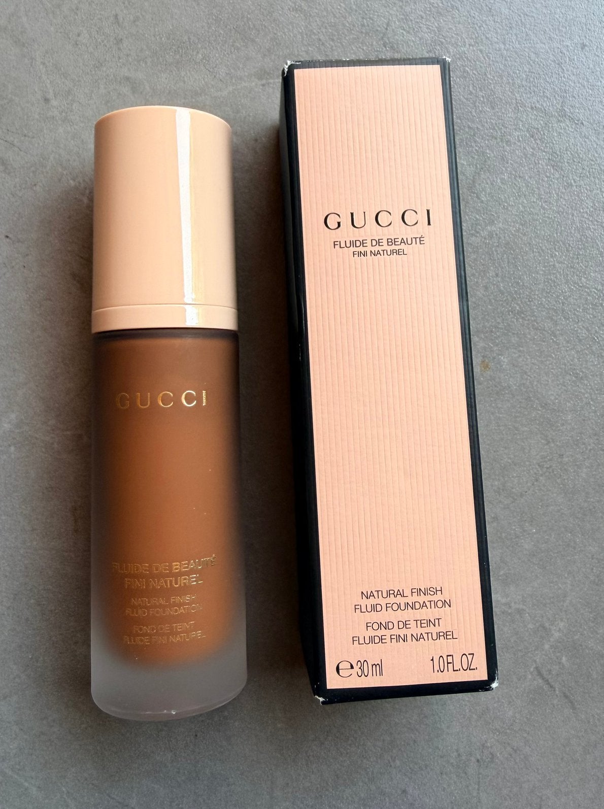Gucci Fluide de Beauté Foundation Deep 510C, Ophalen of Verzenden, Nieuw, Gehele gezicht, Camouflage
