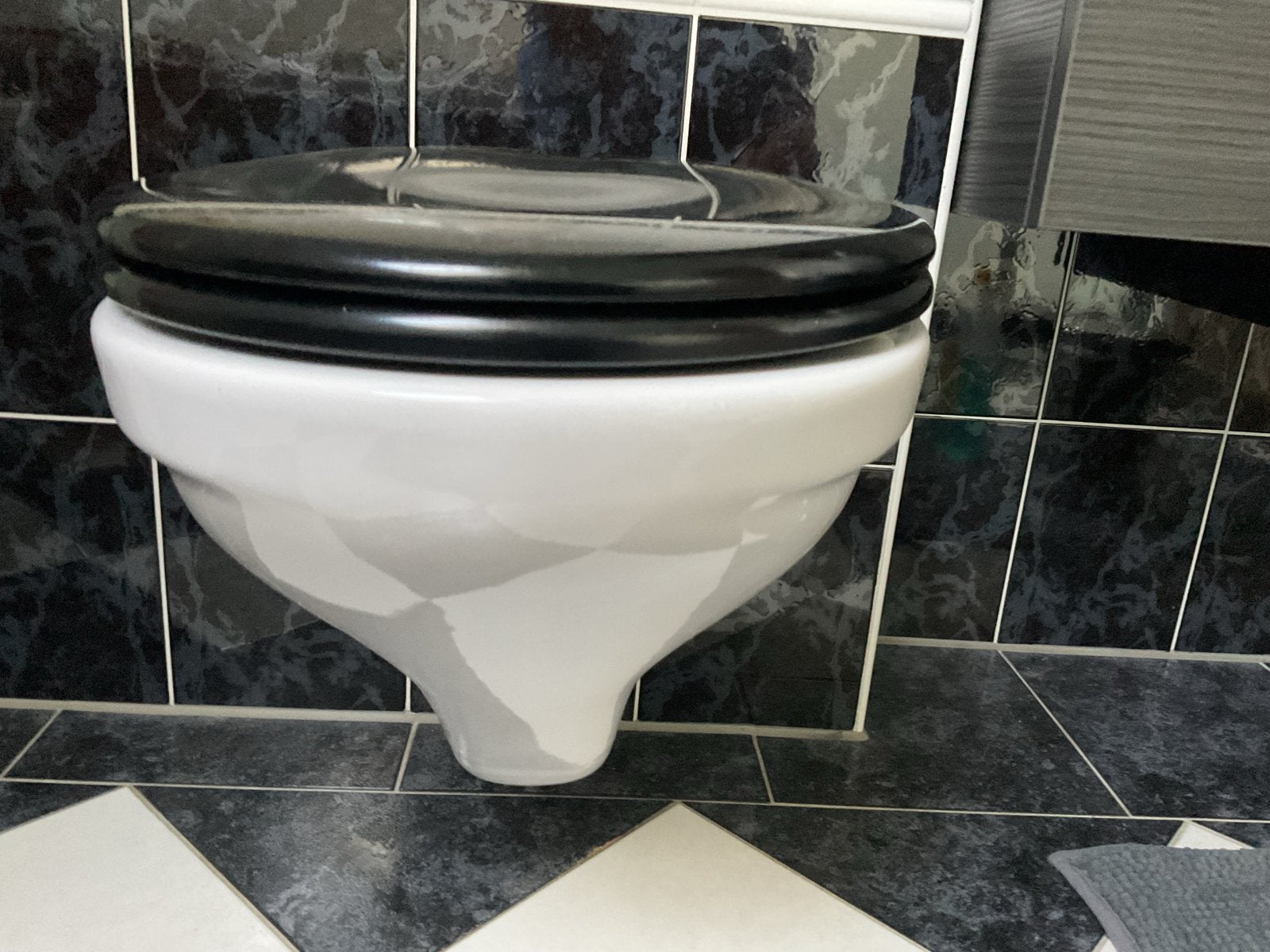 Villeroy & Boch wandcloset met zwarte zitting, Doe-het-zelf en Verbouw, Ophalen, Gebruikt, Toilet