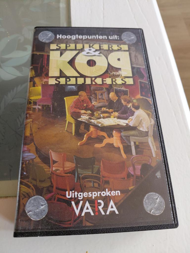 Hoogtepunten uit Kopspijkers videoband. Vara., Cd's en Dvd's, Alle leeftijden, Ophalen of Verzenden, Gebruikt, Tv-serie of Tv-programma