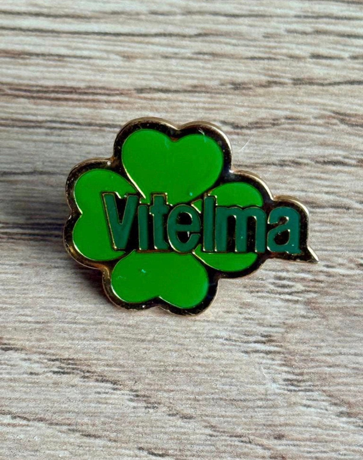 Vitelma Pin, Ophalen of Verzenden, Gebruikt, Overige onderwerpen, Speldje of Pin