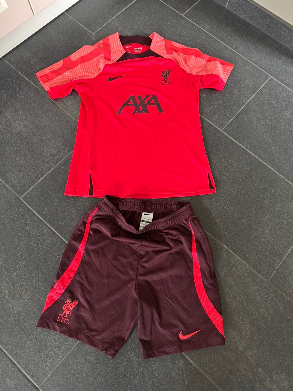 Liverpool FC sport tenue kids maat L/XL, Maat XL, Ophalen of Verzenden, Zo goed als nieuw, Shirt