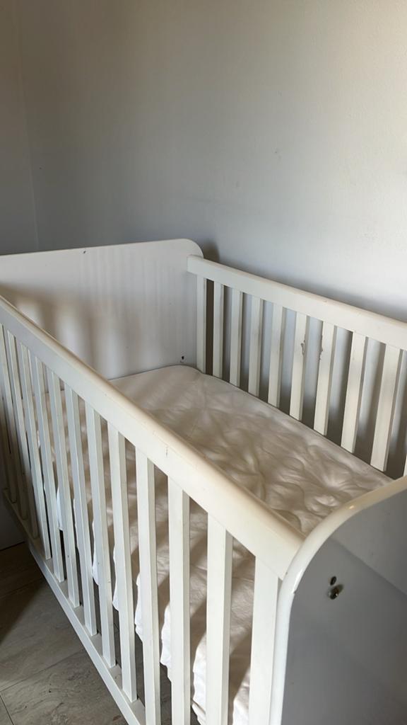 Kinder/baby bed met matras wit., Kinderen en Baby's, Kinderkamer | Bedden, Ophalen of Verzenden, Zo goed als nieuw, Minder dan 140 cm