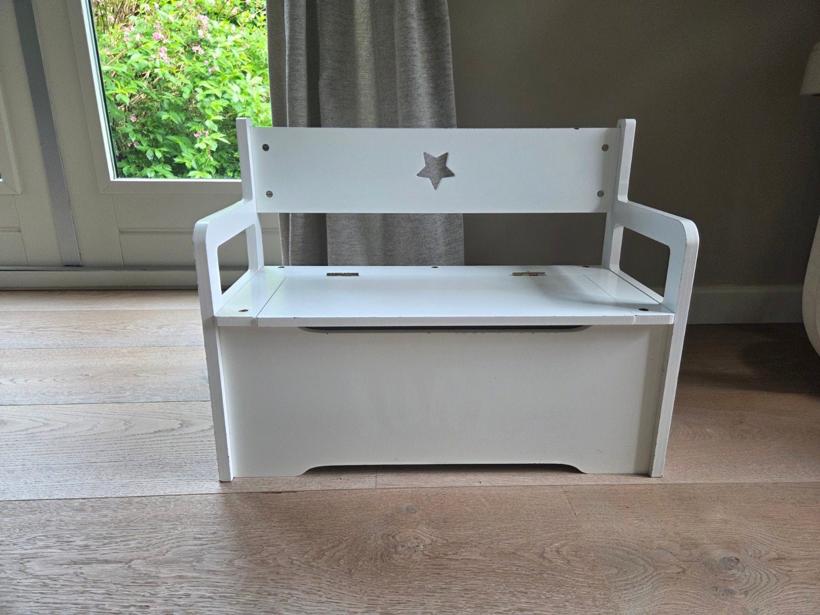 Witte klepbank/speelgoedkist met ster, 60x26x47 cm, Ophalen, Gebruikt, Overige typen