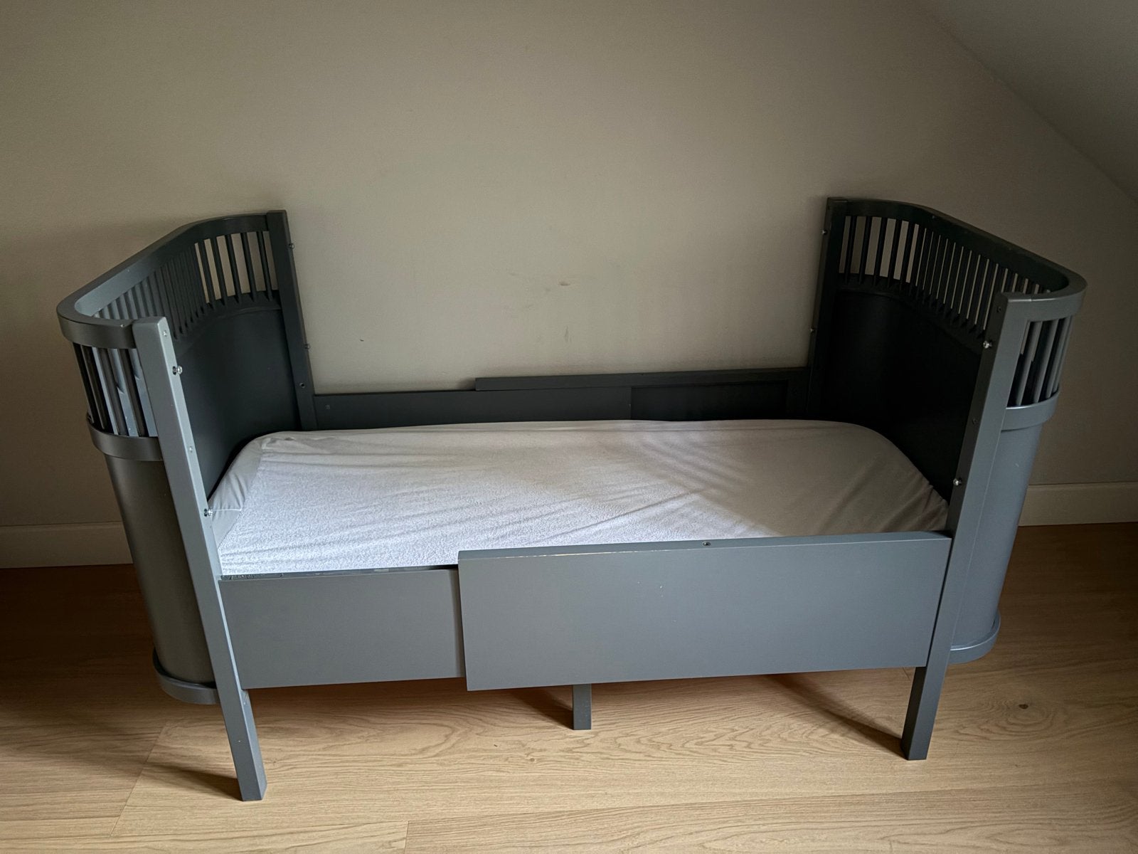 Sebra Furniture Kleuterbed Grijs, Gebruikt, 70 tot 85 cm, Lattenbodem, 140 tot 160 cm
