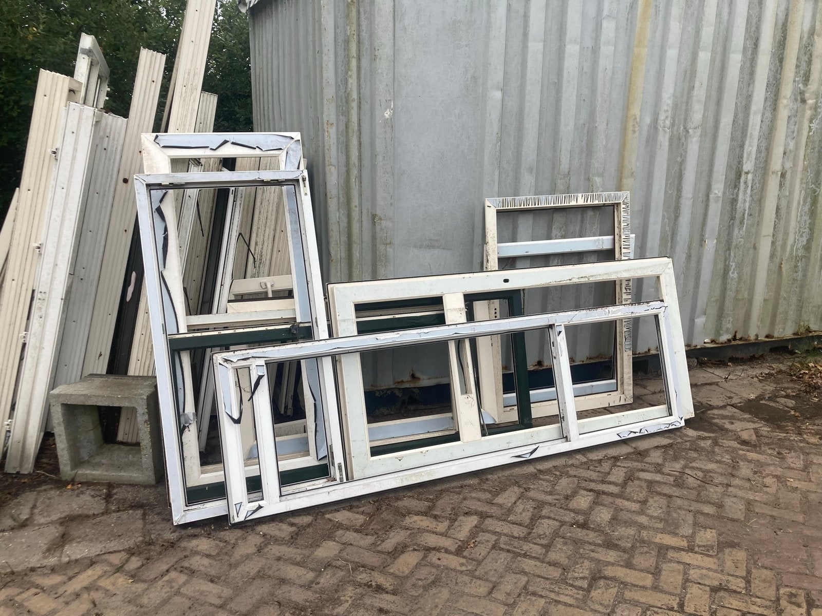 Diverse kunststof kozijnen, enkelen met glas gratis afhalen, Ophalen, Gebruikt, Gevelraam of Ruit
