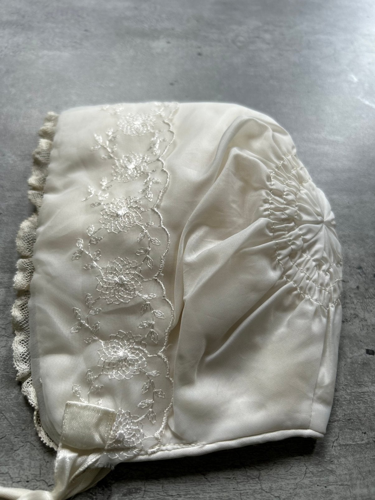 Antiek baby poppenmutsje mooi kant, 30 cm hoofd, Ophalen of Verzenden, Zo goed als nieuw, X, Kleertjes
