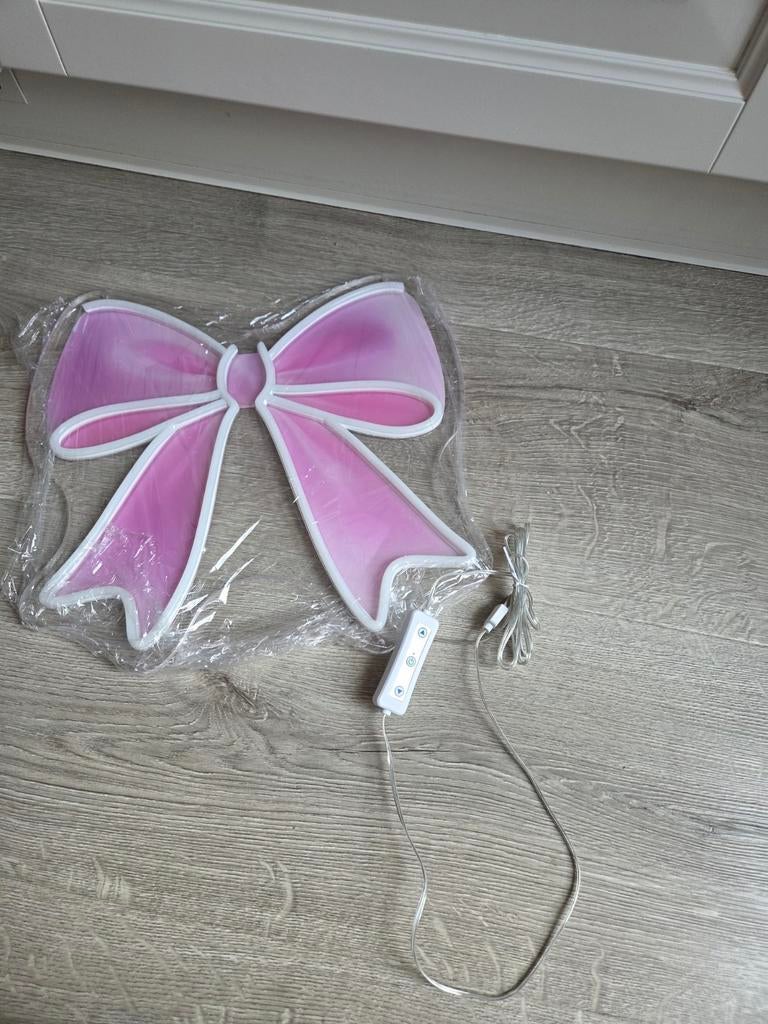 Roze Neon Strik Licht - USB Aangedreven, Ophalen of Verzenden, Nieuw, Modern, Speels, Decoratief