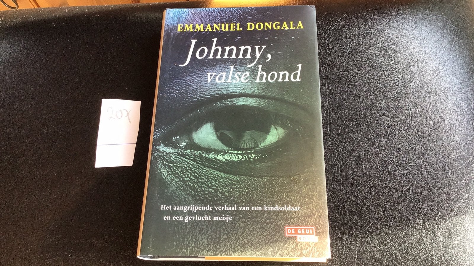 Johnny, vals hond Emmanuel Dongala, Ophalen of Verzenden, Zo goed als nieuw, Wereld overig