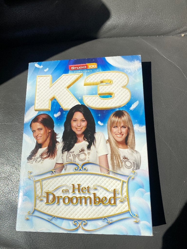 K3 en Het Droombed DVD - Studio 100, Cd's en Dvd's, Dvd's | Kinderen en Jeugd, Zo goed als nieuw, Film, Familie, Bonusmateriaal
