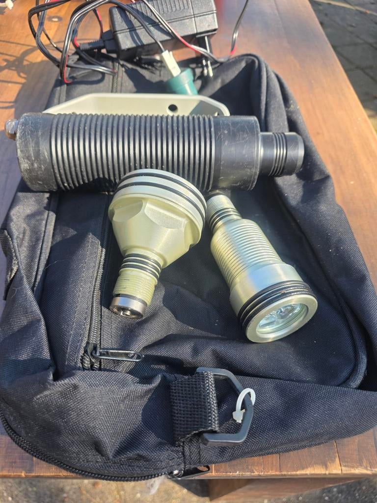 Professionele duiklamp met lader en tas, Ophalen of Verzenden, Gebruikt, Duiklamp