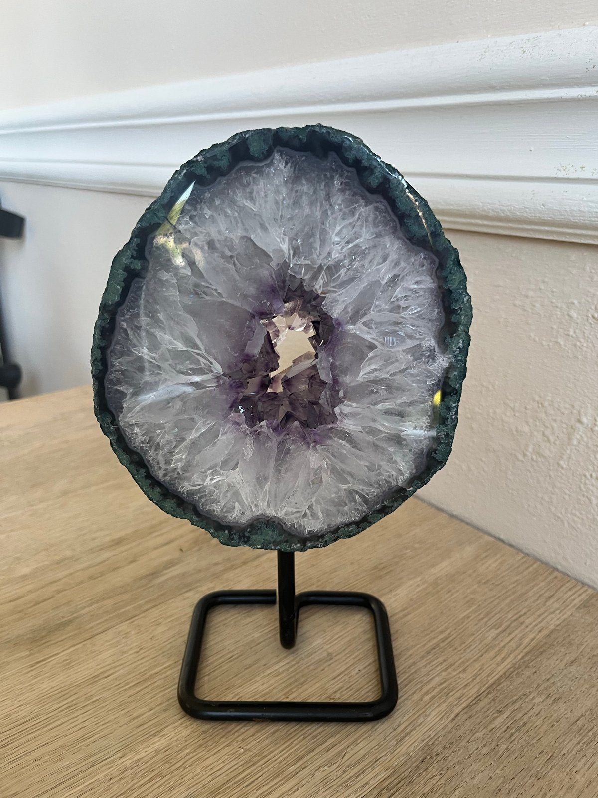 Prachtige Amethist Geode op standaard, Ophalen of Verzenden, Mineraal