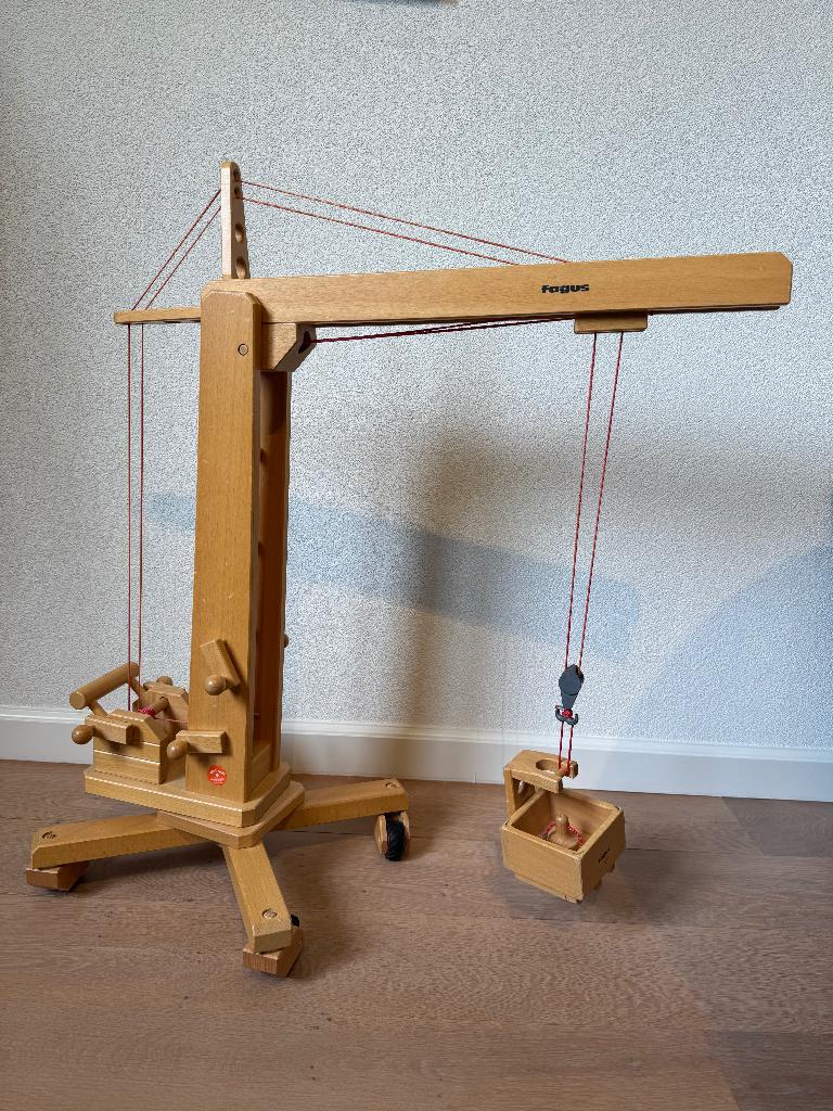Fagus houten hijskraan – 75 cm, Kinderen en Baby's, Speelgoed | Houten speelgoed, Zo goed als nieuw, Rij- of Hobbelspeelgoed, Ophalen