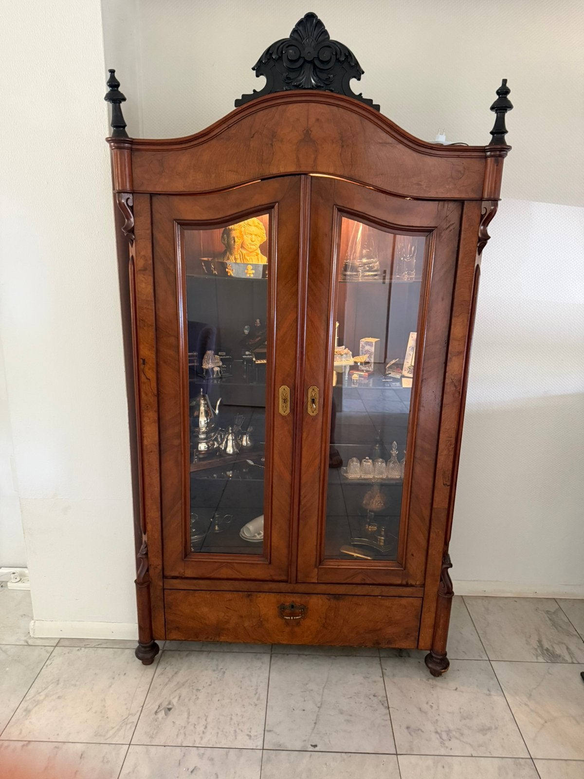 Antieke kast met verlichting, Ophalen