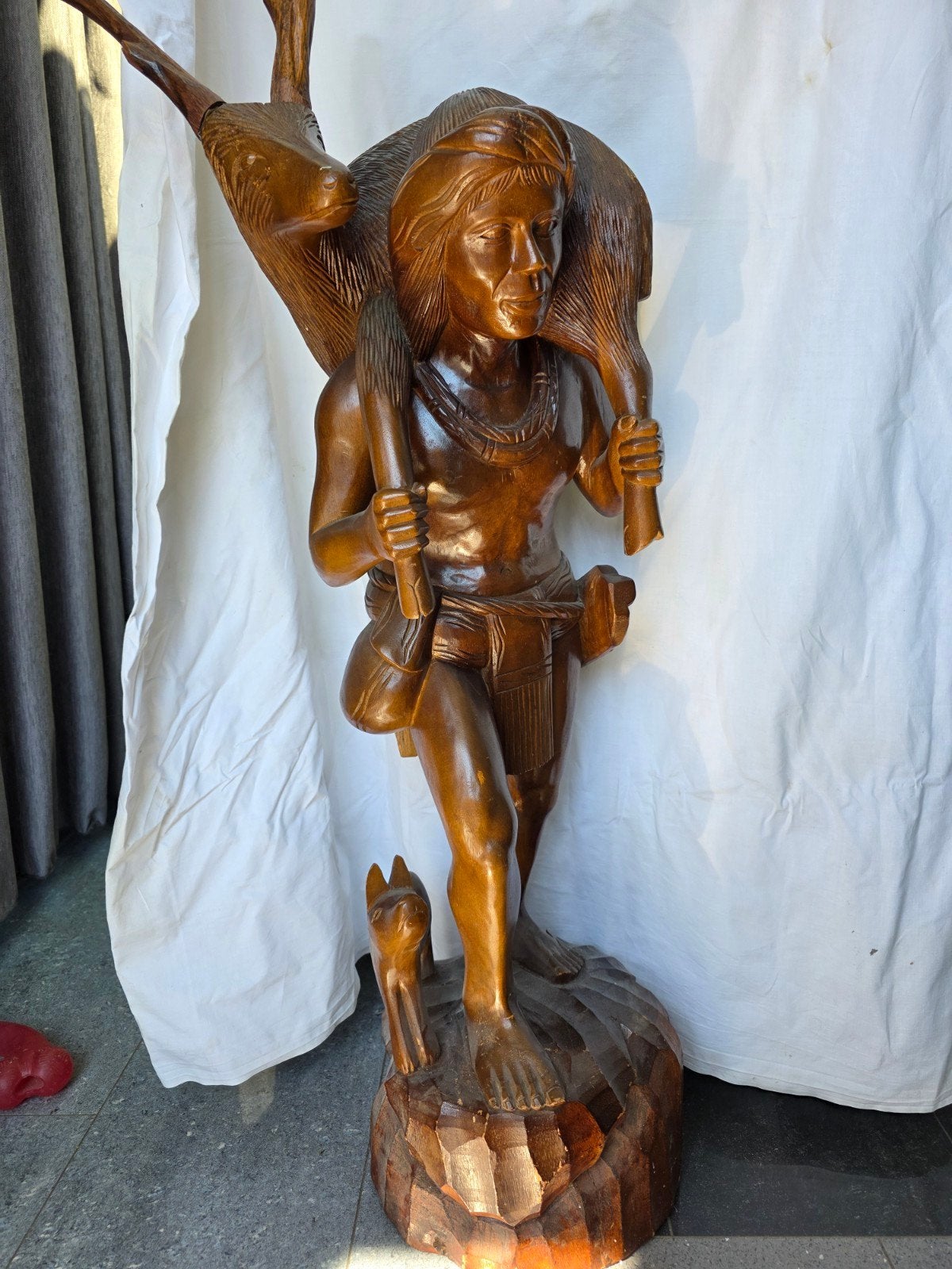 Groot houten beeld 100 cm van jager met hert en hond, Ophalen, Handgemaakt, 1 meter - 2 meter, Scène