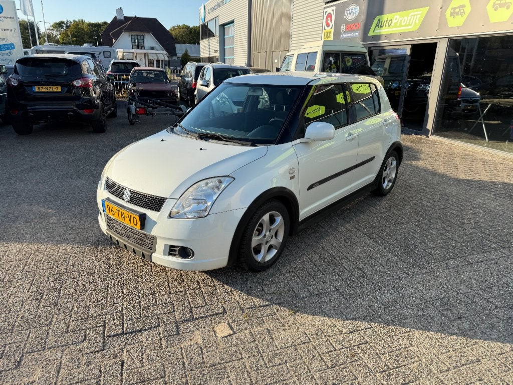 Suzuki Swift 1.3 5DRS 2006 Wit, Airco, Apk 08-2027, Voorwielaandrijving, Stof, 40 €/maand, Zwart