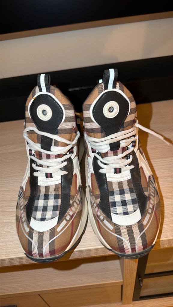 Burberry Sneakers Maat 45 - Zo goed als nieuw, Kleding | Heren, Schoenen, Ophalen of Verzenden, Zo goed als nieuw, Bruin, Sneakers of Gympen