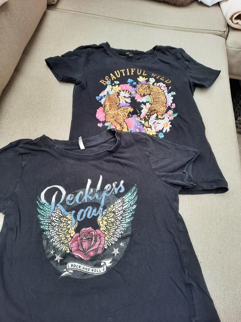 2x Zwarte T-shirts met print - Maat 122/128 (7-8 jaar), Kinderen en Baby's, Kinderkleding | Maat 128, ONLY, Gebruikt, Meisje, Ophalen of Verzenden