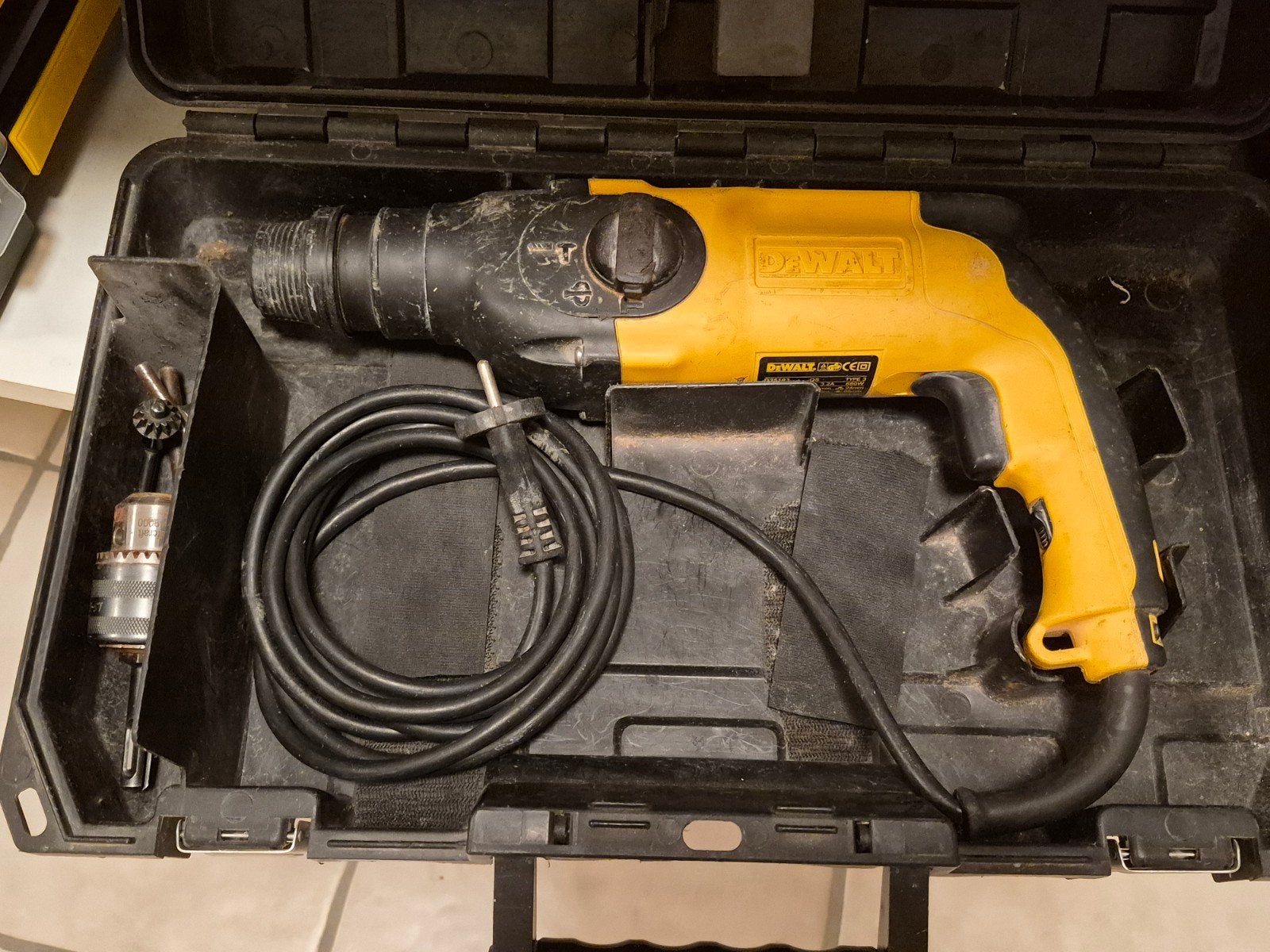 DeWalt D25103 Boorhamer in koffer - 680W, Boor- en/of Breekhamer, Ophalen of Verzenden, Klopboormechanisme, Gebruikt
