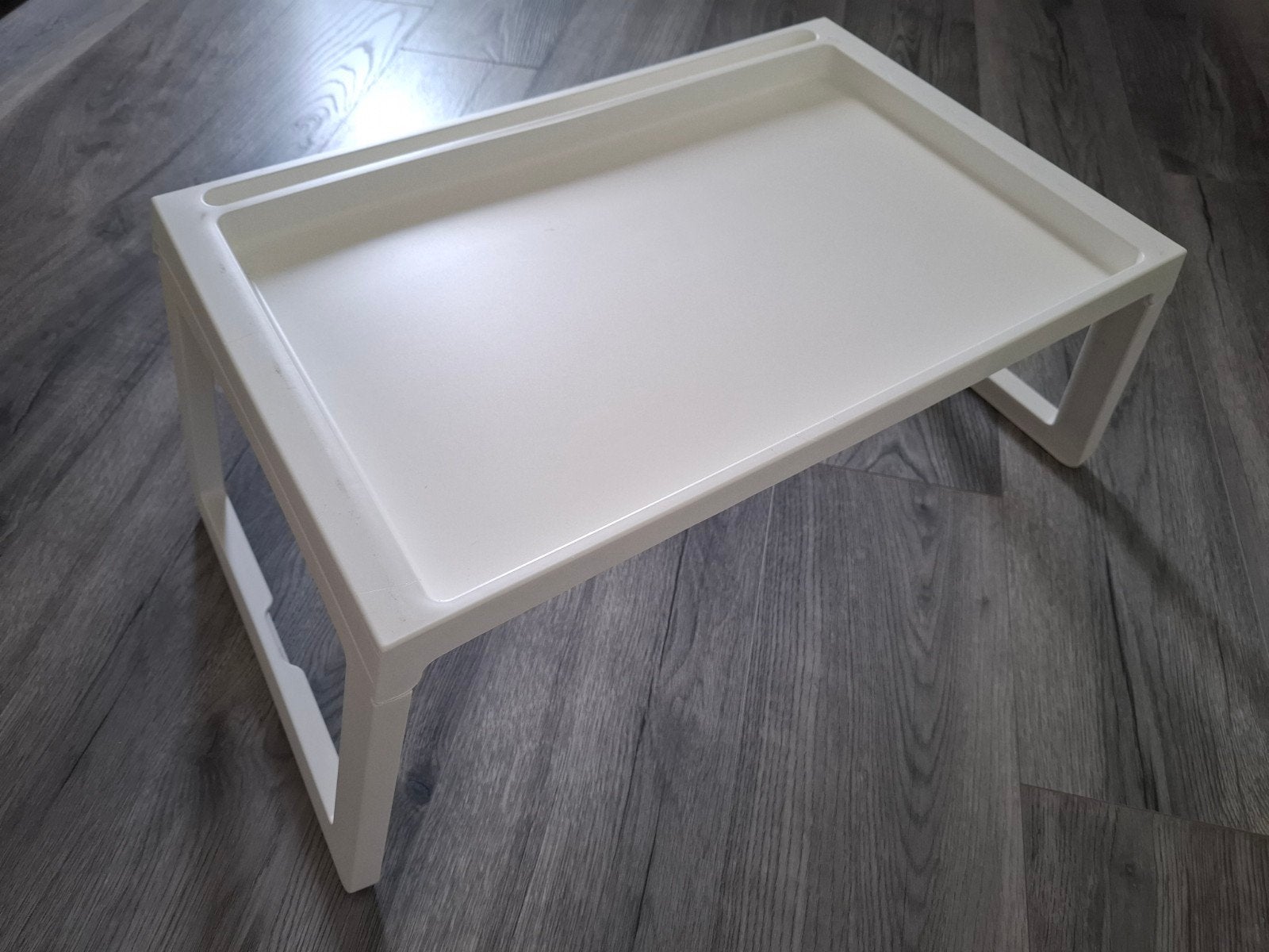 Keurig wit bedtafeltje voor laptop of ontbijt, Ophalen, Gebruikt, Kunststof, Modern
