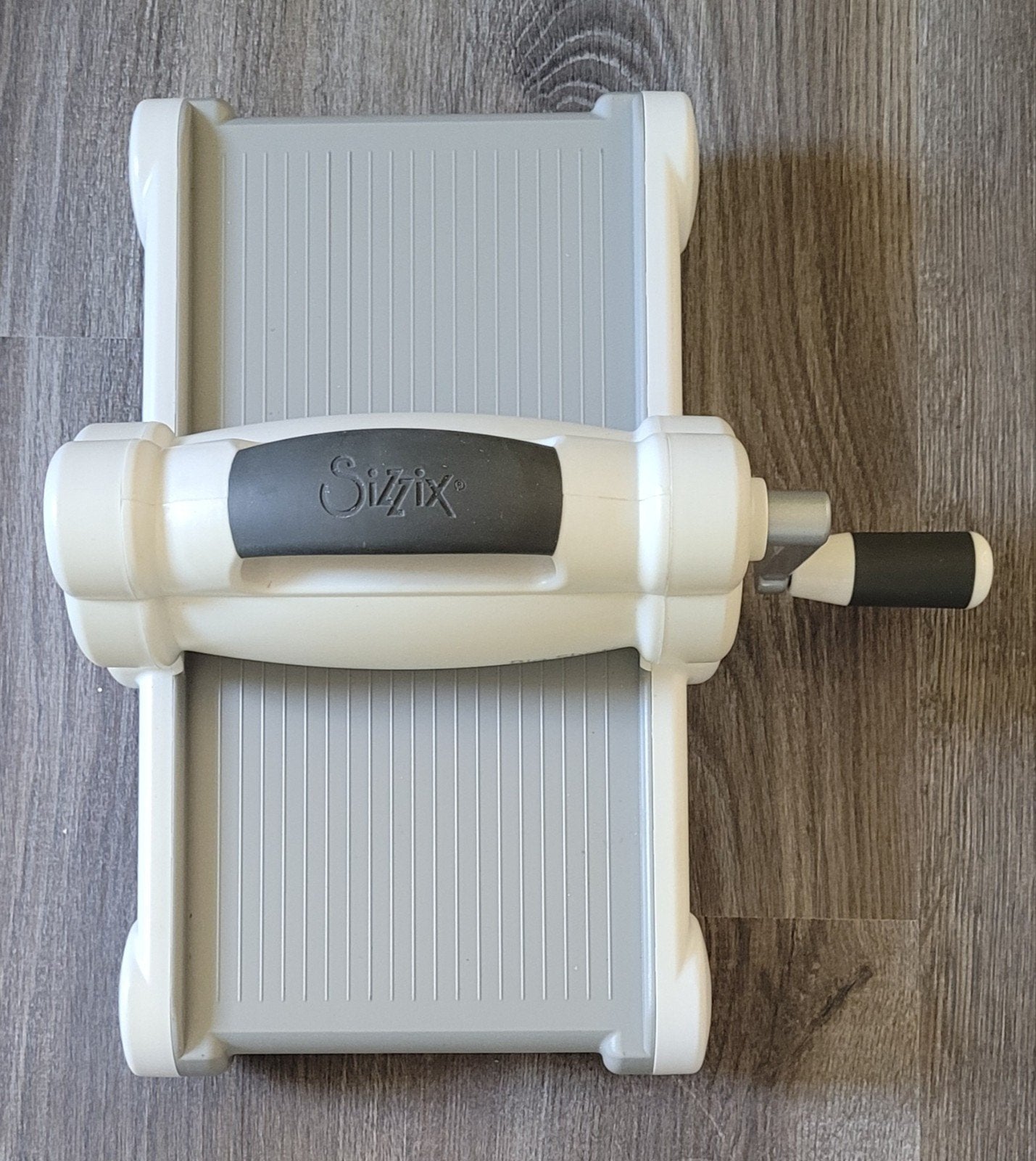 Sizzix Big Shot Stansmachine - Wit/Grijs, Geschikt voor snijden, Gebruikt, Overige thema's, Ophalen of Verzenden