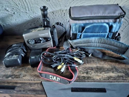 JVC Compact VHS c Videocamera GR-AX660EG met accessoires, Audio, Tv en Foto, Ophalen of Verzenden, VHS-C of SVHS-C, Camera
