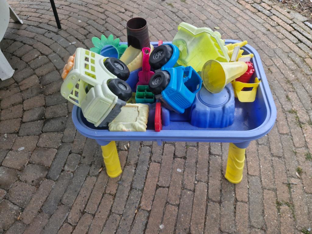 Watertafel met toebehoren en 2 speelgoed autos met blokken, Kinderen en Baby's, Ophalen, Gebruikt
