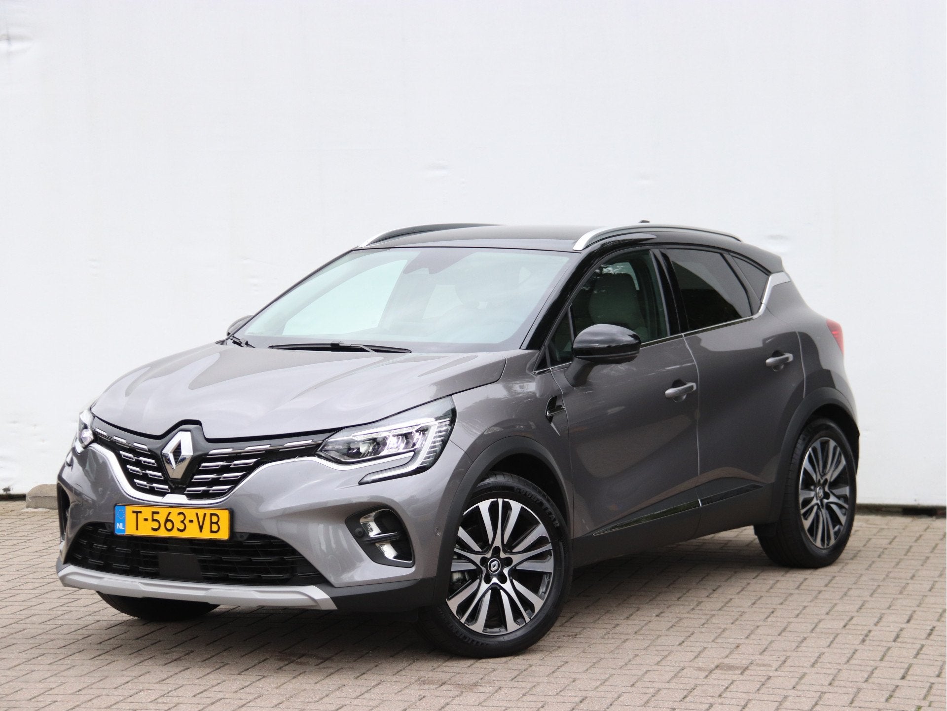 Renault Captur 1.6 E-Tech full hybrid 145 iconic LEER / NAVI, Dealer onderhouden, Gebruikt, 4 cilinders, 715 kg