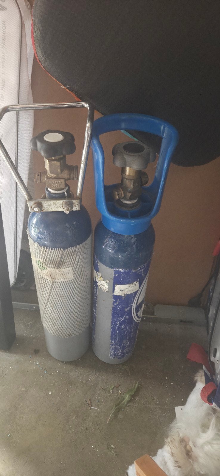 2 lege lachgas flessen met statiegeld, Ophalen