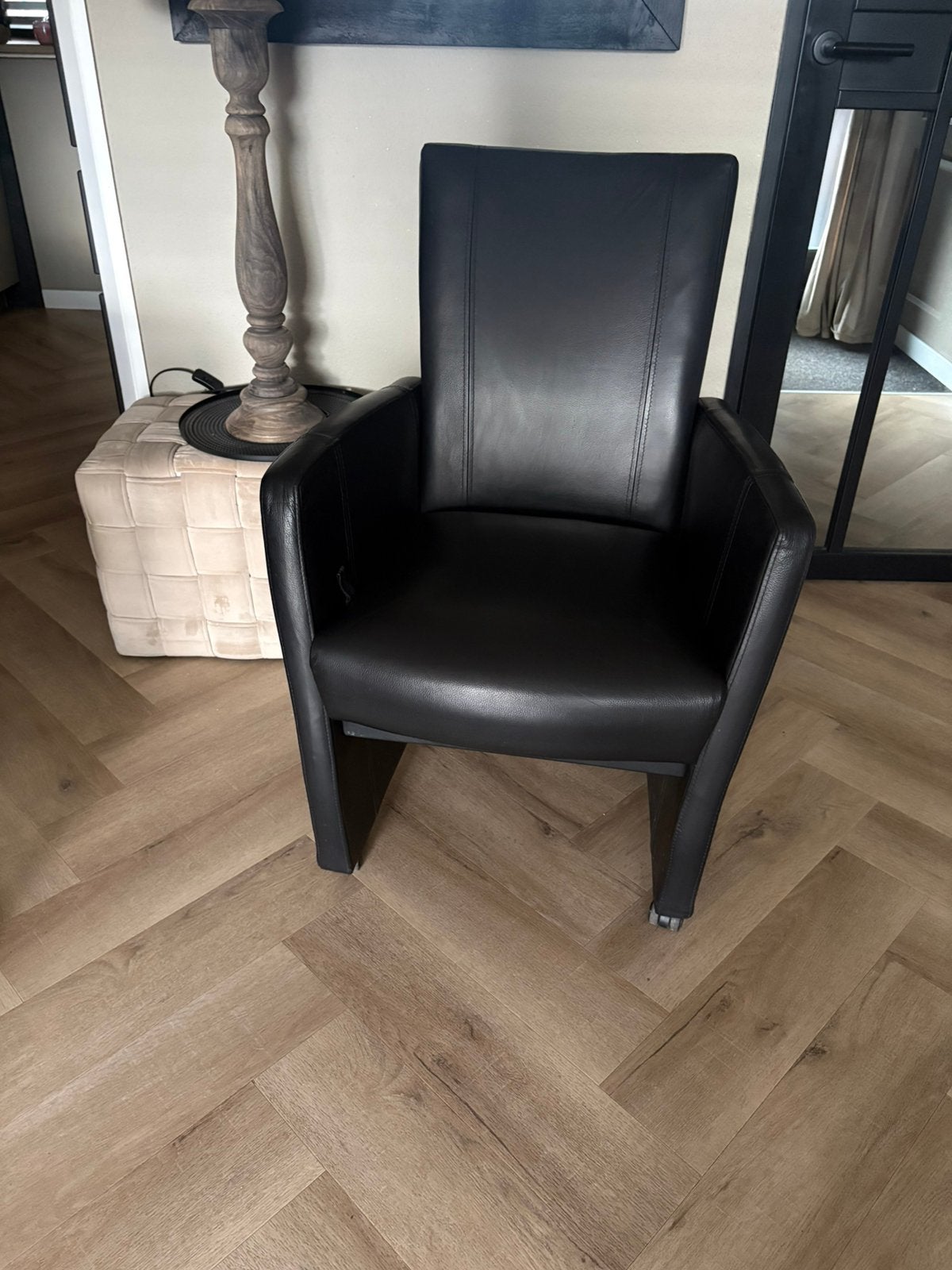 6 hele mooie en zeer nette echt leren eetkamerstoelen H&H, Huis en Inrichting, Stoelen, Ophalen, H&H leer wieltjes zwart Henders & Hazel