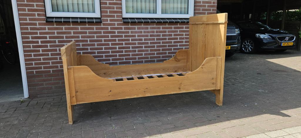 Antiek houten kinderbed met lattenbodem, Ophalen