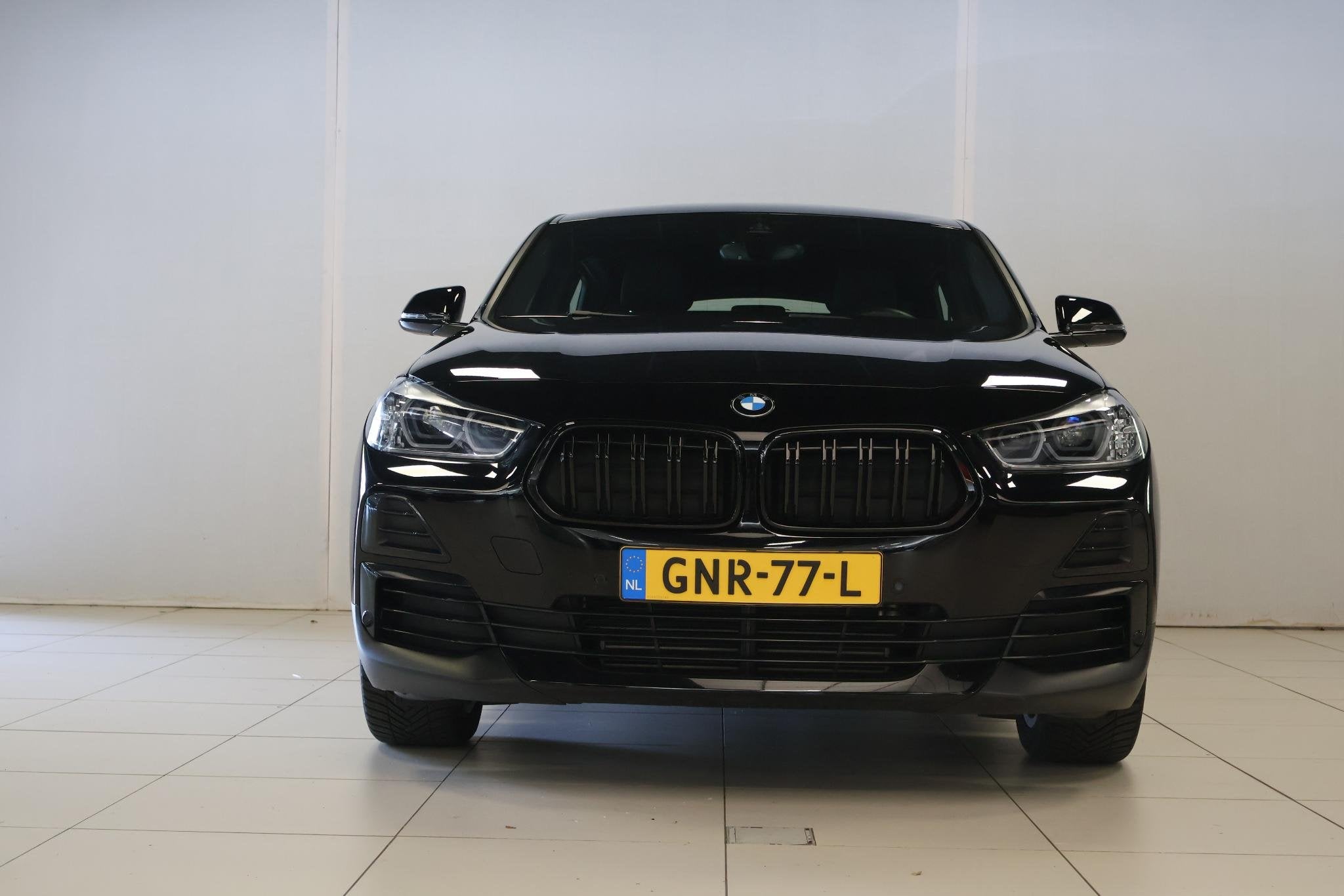 BMW X2 sDrive18i High Executive, Gebruikt, Met garantie (alle), Zwart, Leder