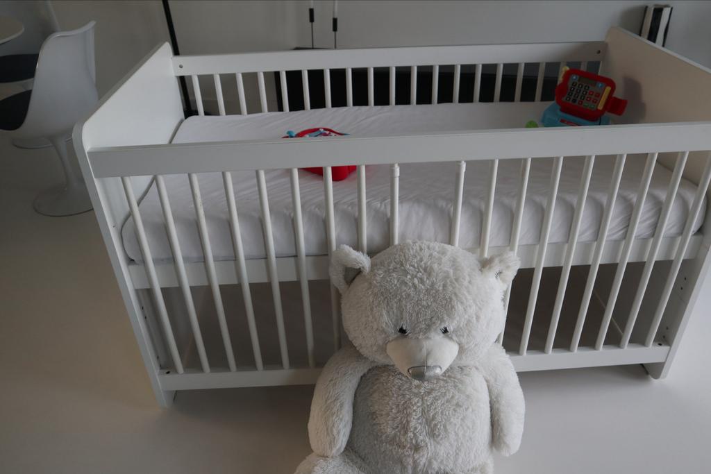 Doorgroeibed + commode, Kinderen en Baby's, Kinderkamer | Bedden, Ophalen, 70 tot 85 cm, 140 tot 160 cm, Zo goed als nieuw