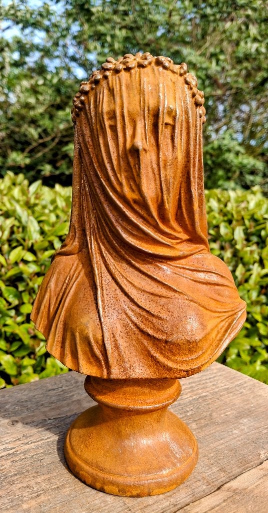 Zeer apart gietijzeren borstbeeld gesluierd., Tuin en Terras, Ophalen of Verzenden, Nieuw, Metaal, Mensenbeeld