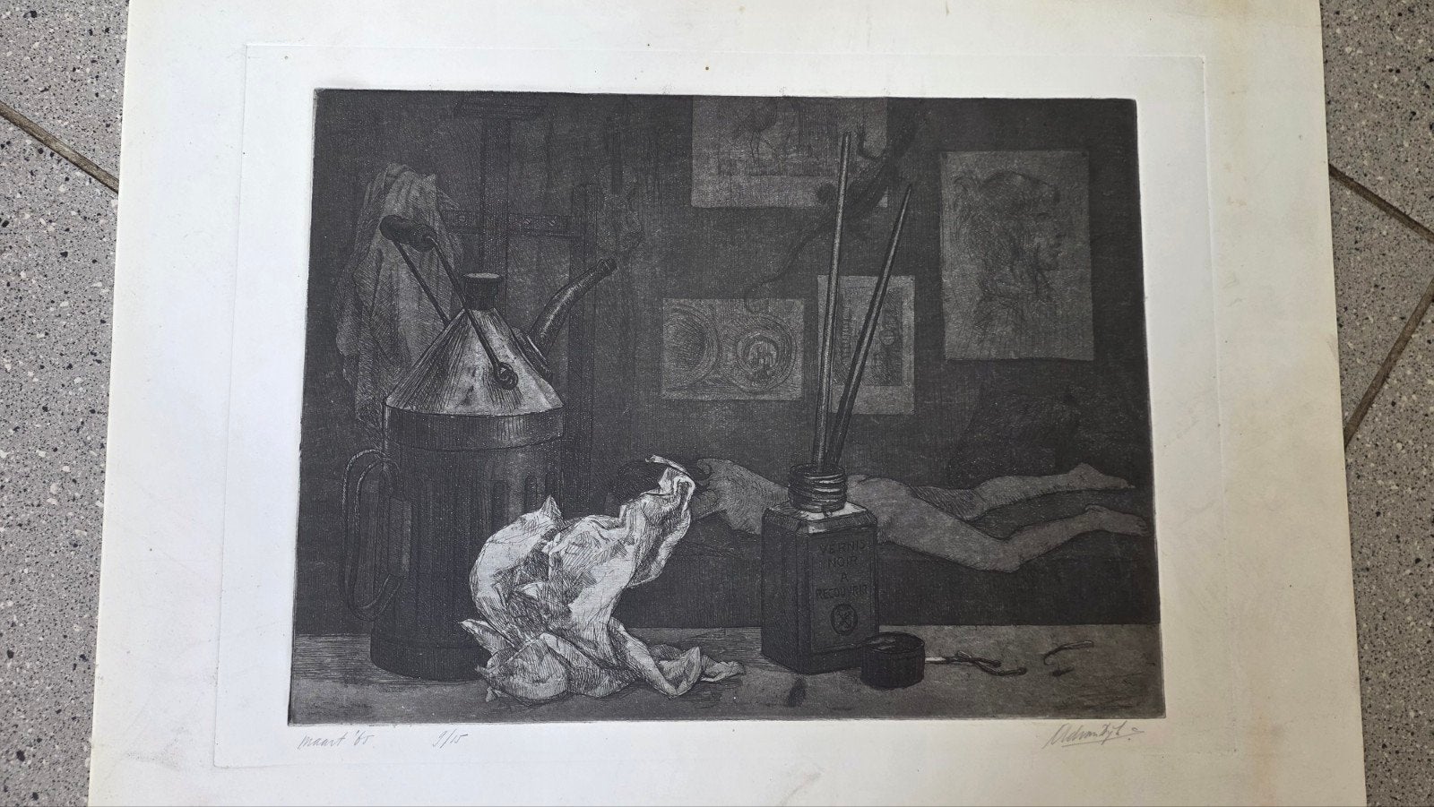 Stilleven met olielamp en doeken - Gesigneerde ets, Antiek en Kunst, Ophalen, Dagelijks leven, Origineel, 1950 - 1999