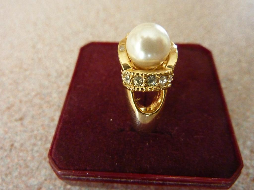 ring met parel, Met strass, Overige materialen, Ophalen of Verzenden, Zo goed als nieuw
