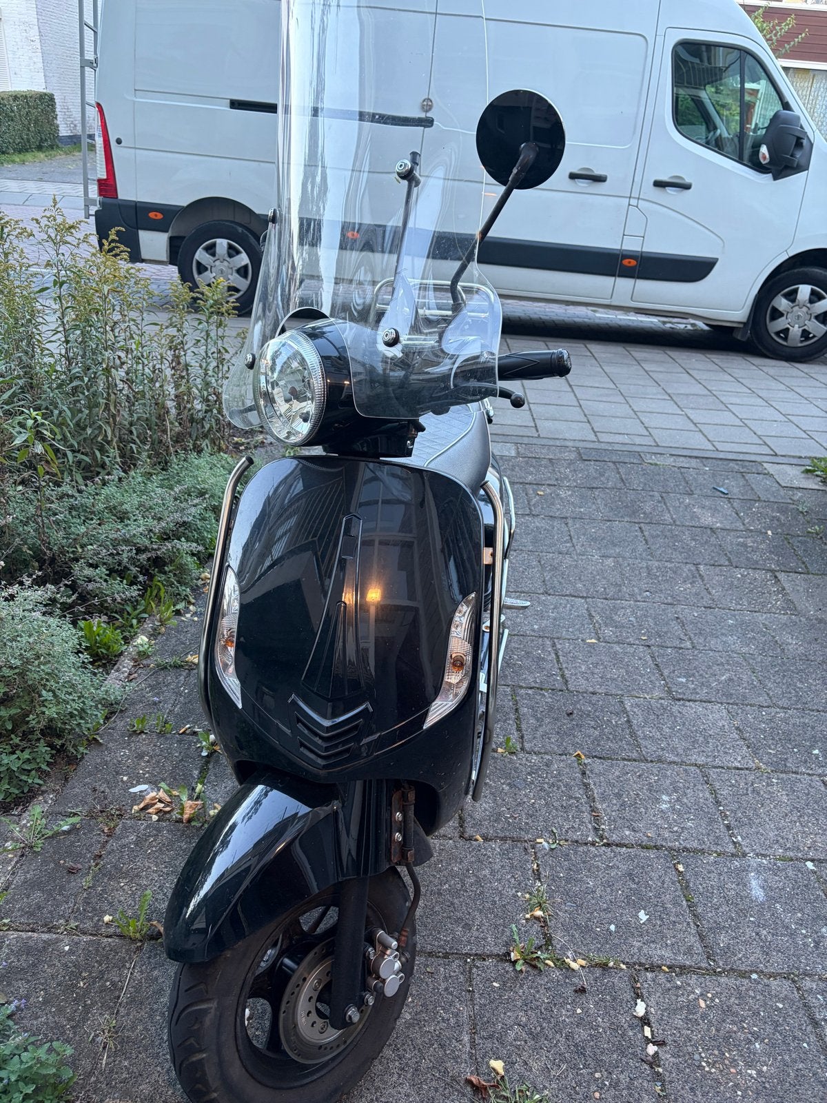 Nette zwarte scooter met windscherm en bagagerek, Fietsen en Brommers, Brommeronderdelen | Snorfietsen, Ophalen, Gebruikt