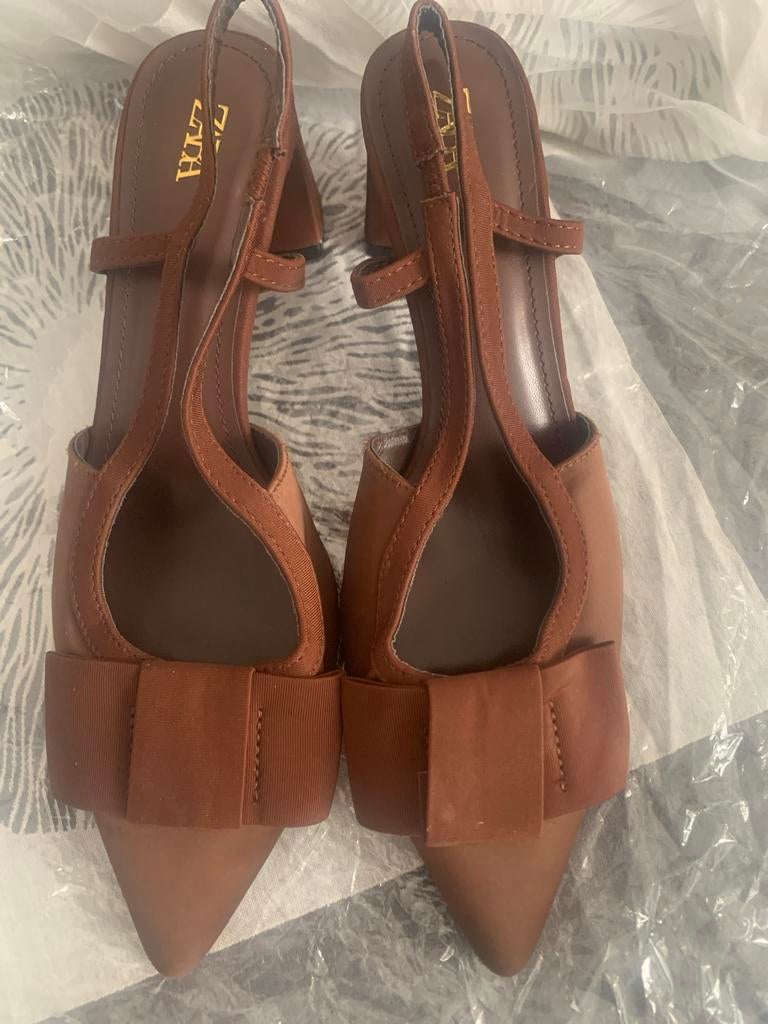 Nieuwe Zara sandalen met strik - Maat 39, Ophalen of Verzenden, Nieuw, Bruin, Sandalen of Muiltjes