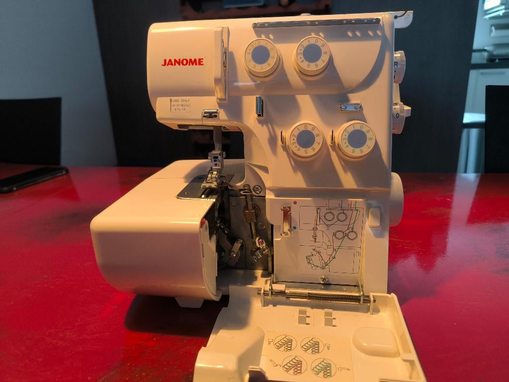 Janome 8002D lockmachine met veel toebehoren, Ophalen, Zo goed als nieuw, Lockmachine, Janome