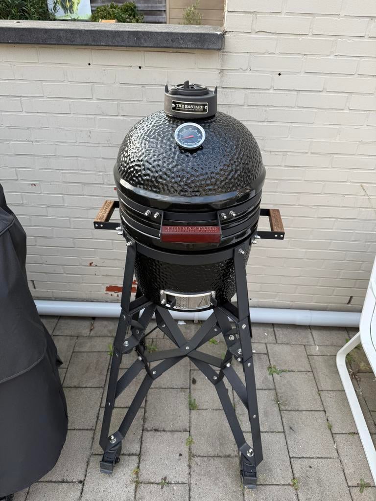 The bastard compact met voet en hoes bijna nieuw, Tuin en Terras, Houtskoolbarbecues, Ophalen of Verzenden, Zo goed als nieuw