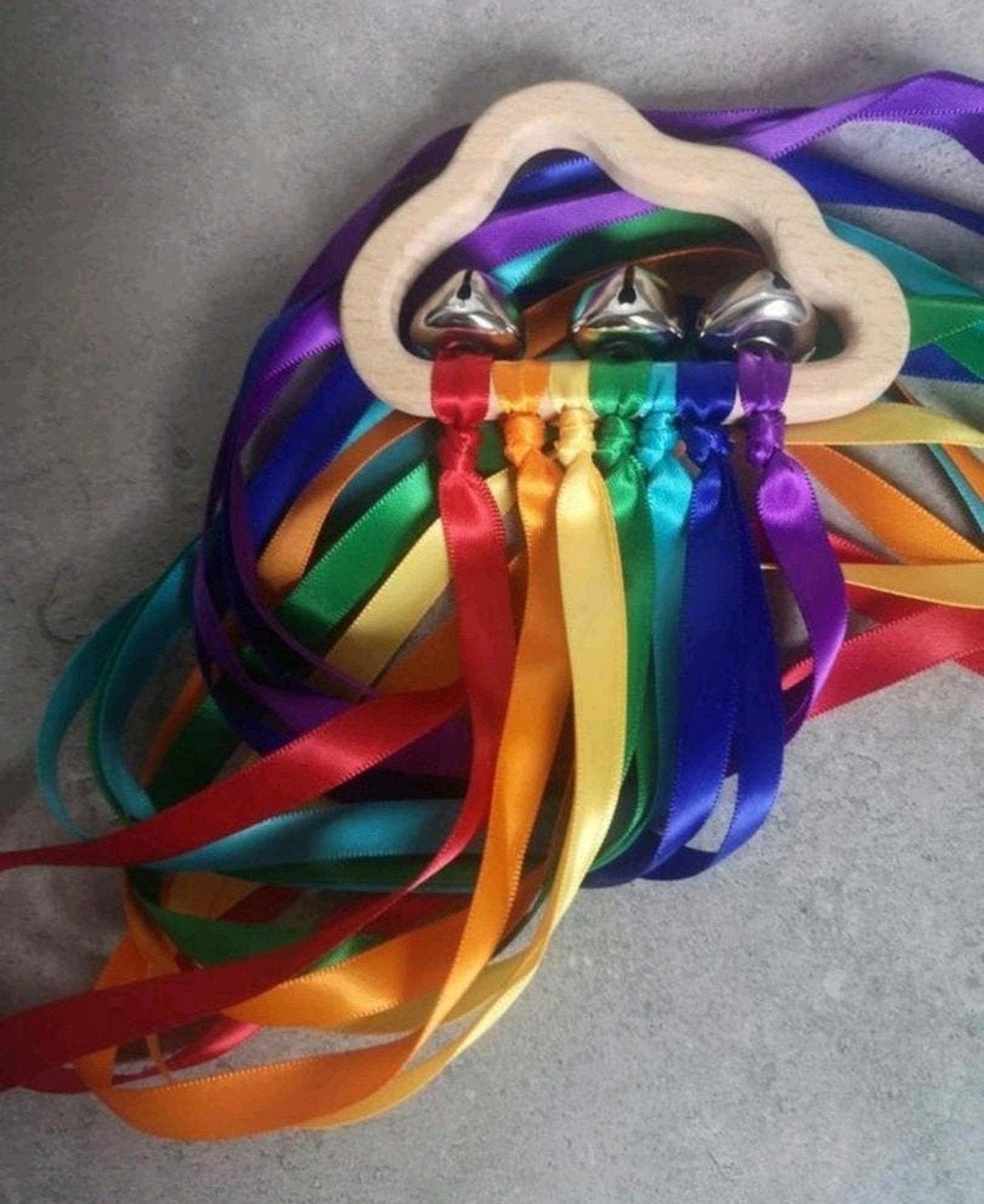 Nieuwe houten wolk met belletjes & regenboog linten, Ophalen of Verzenden, Nieuw