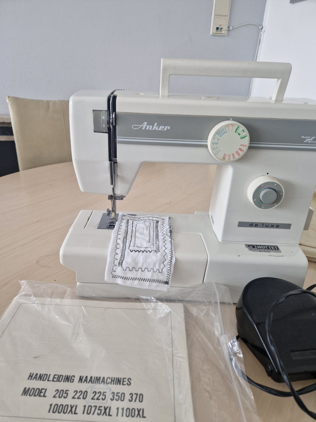 Naaimachine Anker Super Stretch de Luxe  met accessoires, Hobby en Vrije tijd, Naaimachines en Toebehoren, Ophalen
